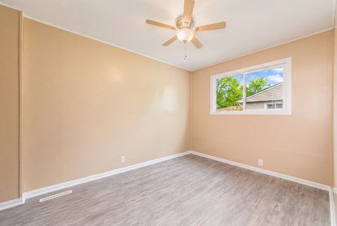 Tiny photo for 22 Wren Road, Carpentersville, IL 60110 (MLS # 12628527)
