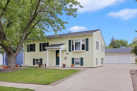 Photo of 121 Seton Place, Streamwood, IL 60107 (MLS # 12664920)