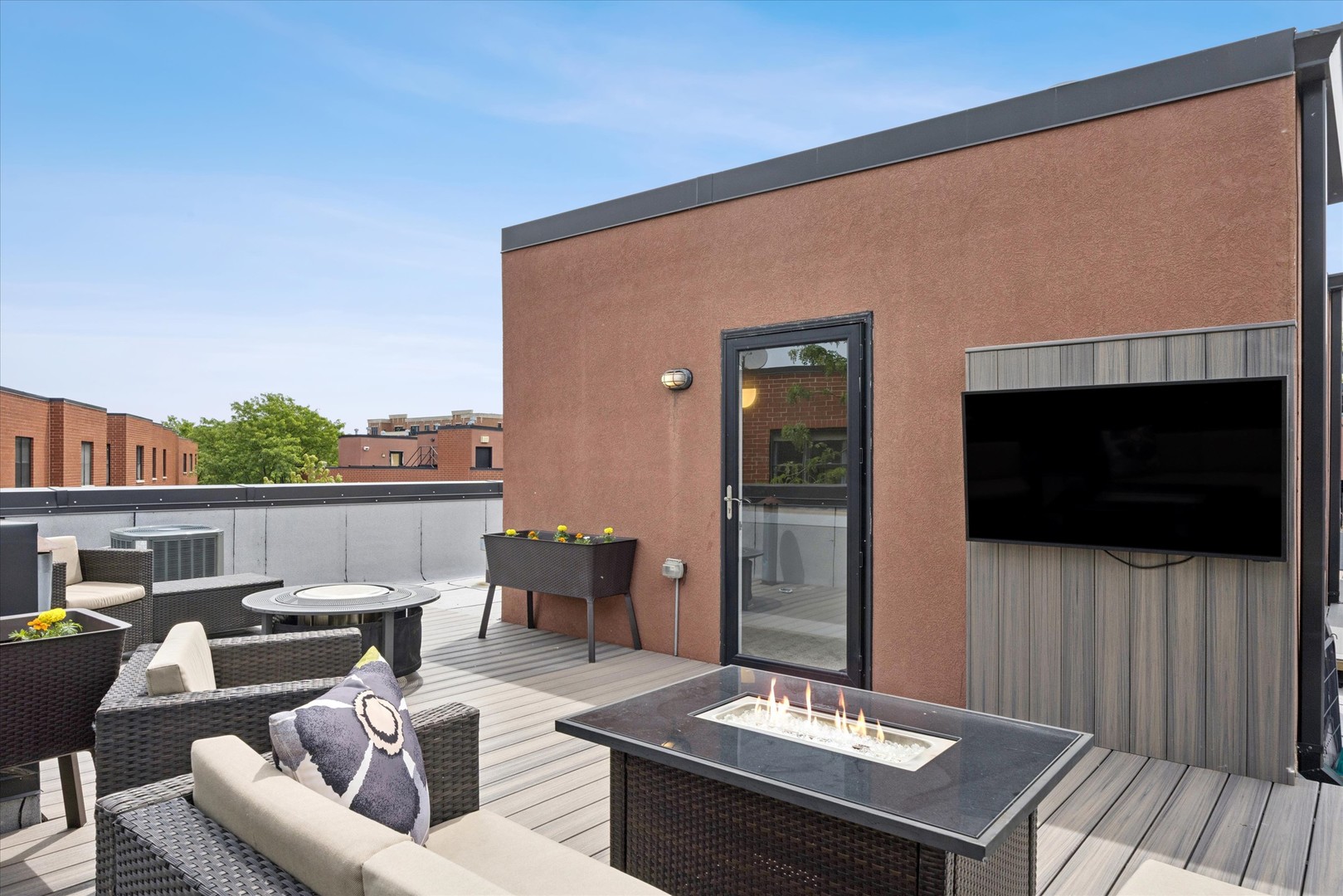 2318 W Wolfram Street