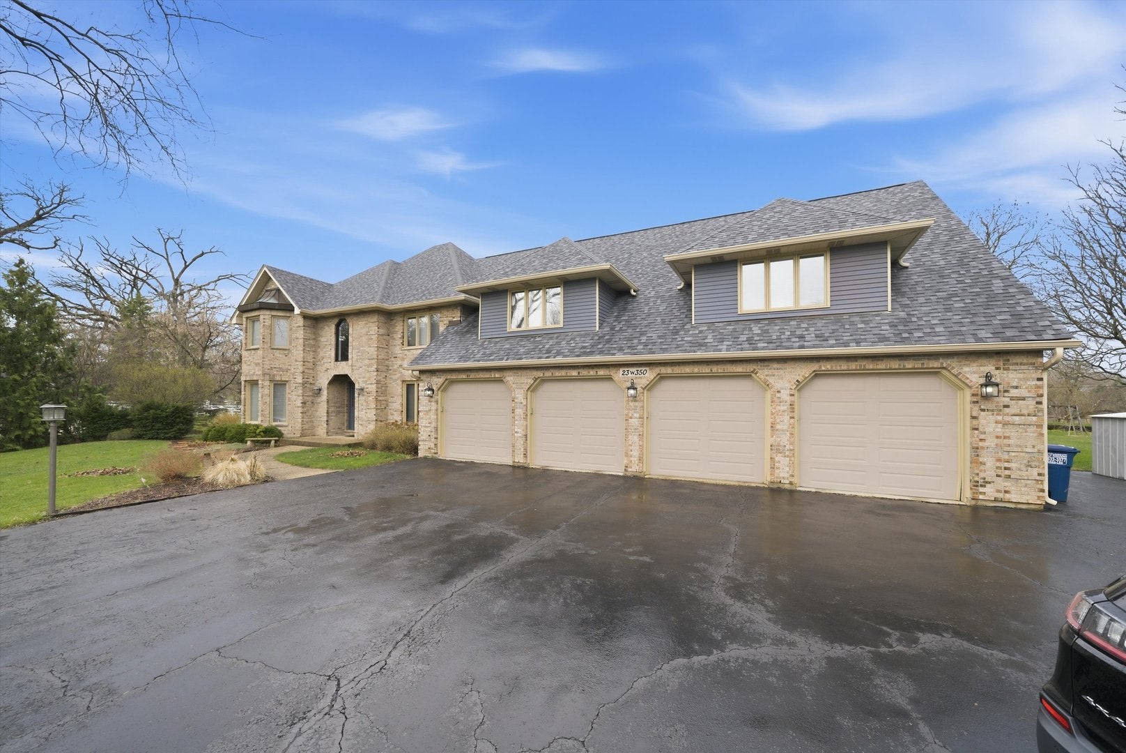 23W350 Pelham Court