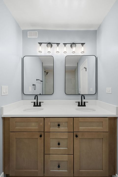 Tiny photo for 6007 N Sheridan Road #11K, Chicago, IL 60660 (MLS # 12481388)