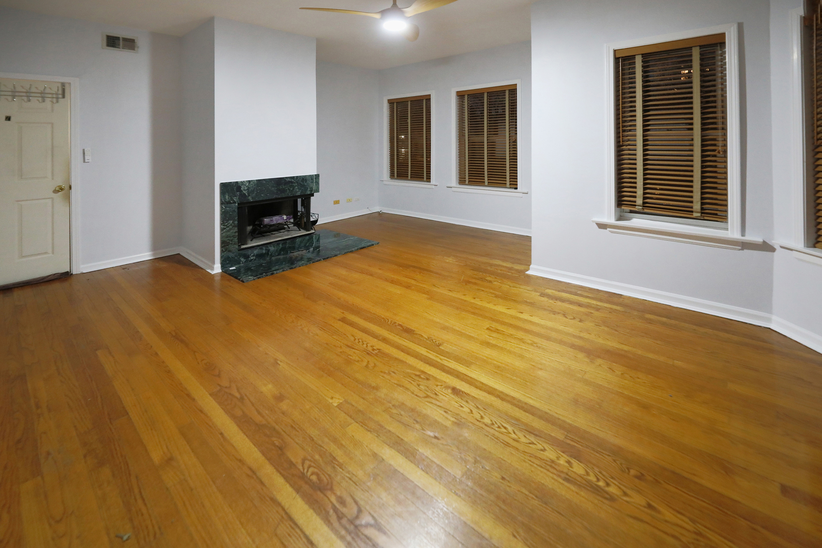 6042 N Kenmore Avenue 3