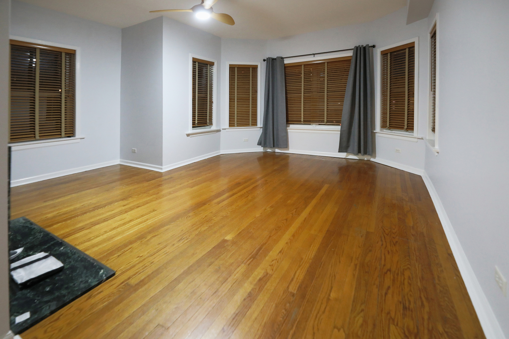 6042 N Kenmore Avenue 3