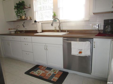 Tiny photo for 302 2ND Street, Carmi, IL 62821 (MLS # EB459969)