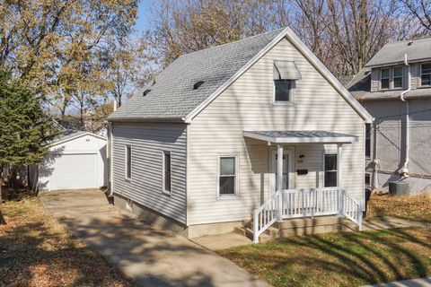 Photo of 507 W Oakland Avenue, Bloomington, IL 61701 (MLS # 12595829)