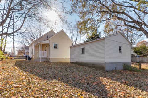 Tiny photo for 507 W Oakland Avenue, Bloomington, IL 61701 (MLS # 12595829)