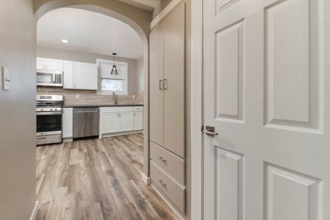 Tiny photo for 507 W Oakland Avenue, Bloomington, IL 61701 (MLS # 12595829)