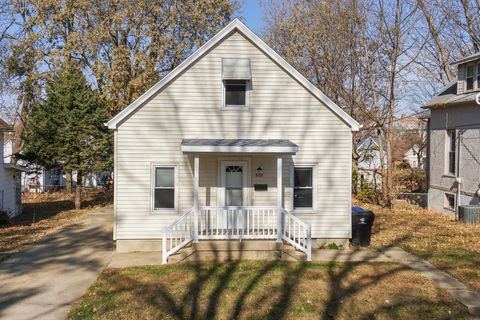 Tiny photo for 507 W Oakland Avenue, Bloomington, IL 61701 (MLS # 12595829)