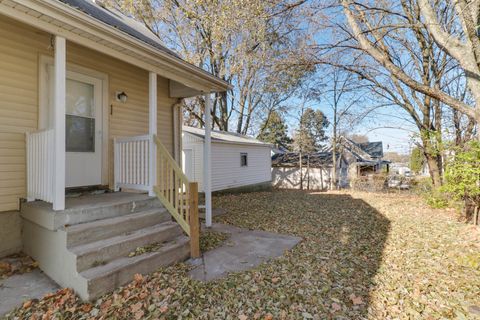 Tiny photo for 507 W Oakland Avenue, Bloomington, IL 61701 (MLS # 12595829)