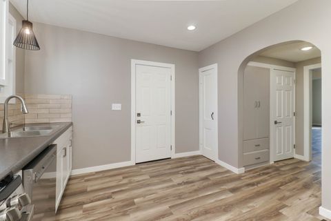 Tiny photo for 507 W Oakland Avenue, Bloomington, IL 61701 (MLS # 12595829)