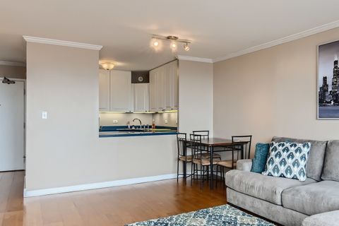 Tiny photo for 3930 N Pine Grove Avenue #2505, Chicago, IL 60613 (MLS # 12611383)