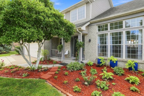 Tiny photo for 66 White Oak Drive, North Aurora, IL 60542 (MLS # 12601072)