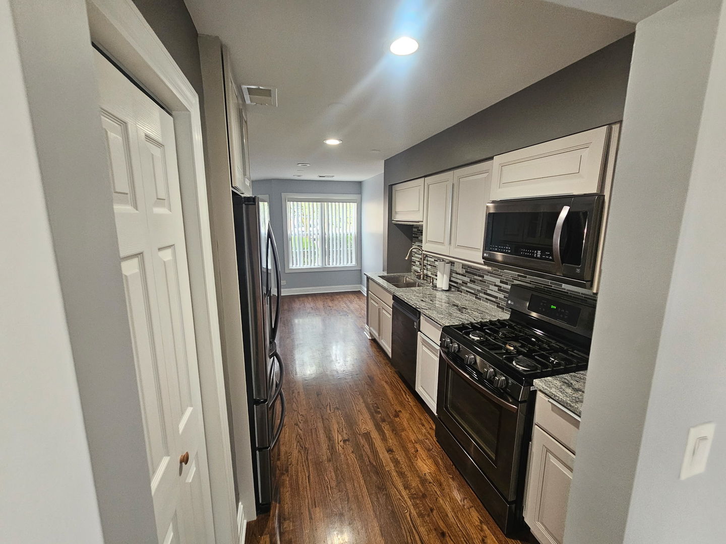 1414 HAMPSHIRE Court 0 - Photo 3