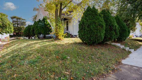 Tiny photo for 802 S Madison Street, Bloomington, IL 61701 (MLS # 12592350)