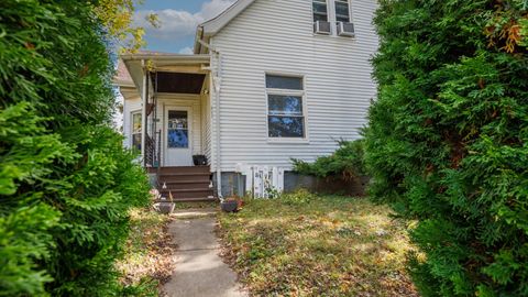 Tiny photo for 802 S Madison Street, Bloomington, IL 61701 (MLS # 12592350)