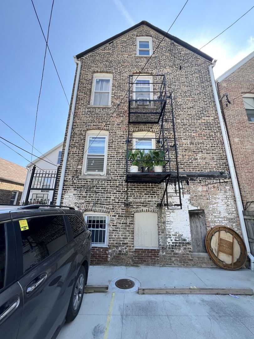 938 W 32nd Place