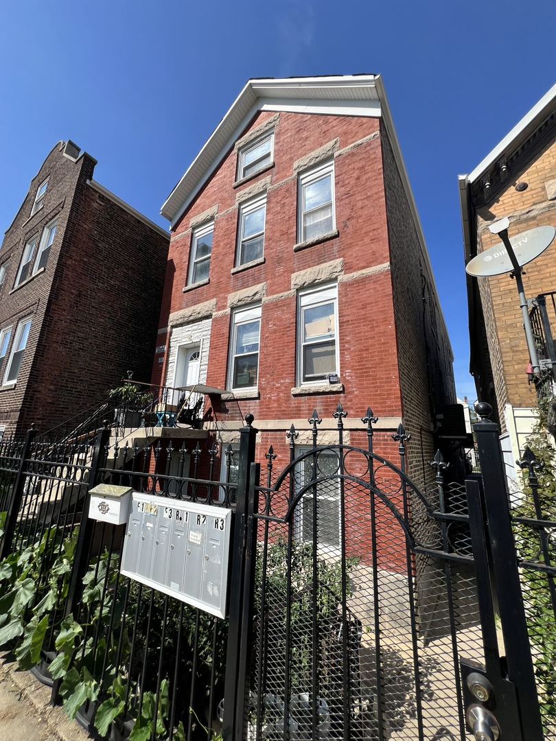 938 W 32nd Place