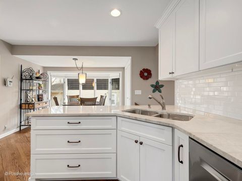 Tiny photo for 703 E Redwood Lane, Arlington Heights, IL 60004 (MLS # 12602273)