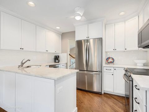 Tiny photo for 703 E Redwood Lane, Arlington Heights, IL 60004 (MLS # 12602273)