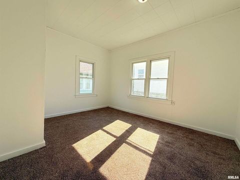 Tiny photo for 123 W COLLEGE Street, Harrisburg, IL 62946 (MLS # EB458397)