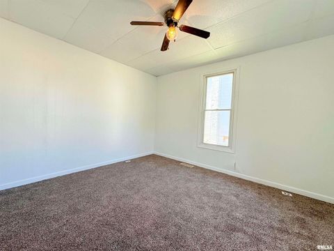 Tiny photo for 123 W COLLEGE Street, Harrisburg, IL 62946 (MLS # EB458397)