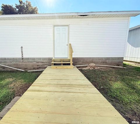 Tiny photo for 123 W COLLEGE Street, Harrisburg, IL 62946 (MLS # EB458397)
