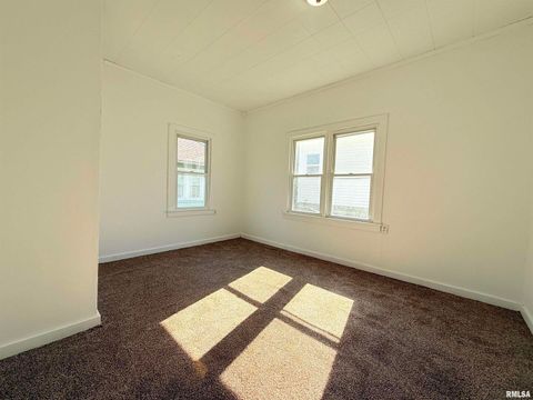 Tiny photo for 123 W COLLEGE Street, Harrisburg, IL 62946 (MLS # EB458397)