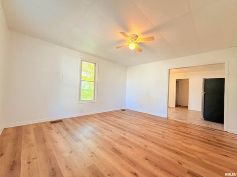 Tiny photo for 123 W COLLEGE Street, Harrisburg, IL 62946 (MLS # EB458397)