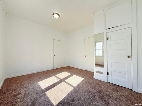 Tiny photo for 123 W COLLEGE Street, Harrisburg, IL 62946 (MLS # EB458397)