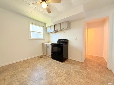 Tiny photo for 123 W COLLEGE Street, Harrisburg, IL 62946 (MLS # EB458397)