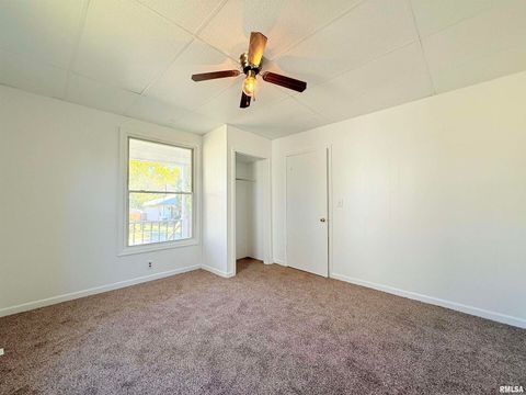 Tiny photo for 123 W COLLEGE Street, Harrisburg, IL 62946 (MLS # EB458397)