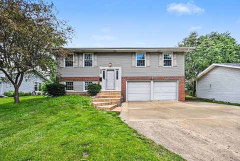 Photo of 1312 W Oakmont Road, Hoffman Estates, IL 60169 (MLS # 12742228)