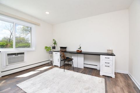 Tiny photo for 10357 Dearlove Road #1J, Glenview, IL 60025 (MLS # 12628009)