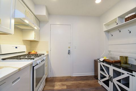 Tiny photo for 10357 Dearlove Road #1J, Glenview, IL 60025 (MLS # 12628009)