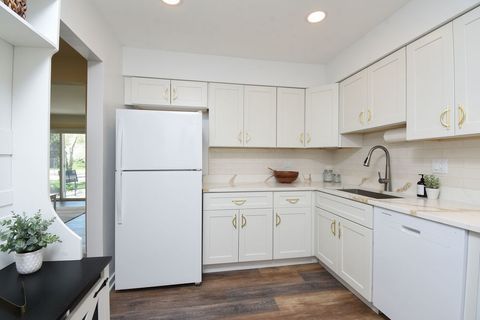 Tiny photo for 10357 Dearlove Road #1J, Glenview, IL 60025 (MLS # 12628009)