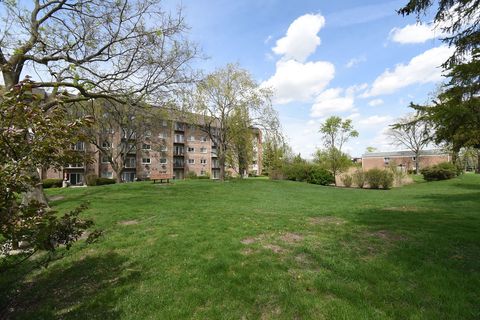 Tiny photo for 10357 Dearlove Road #1J, Glenview, IL 60025 (MLS # 12628009)