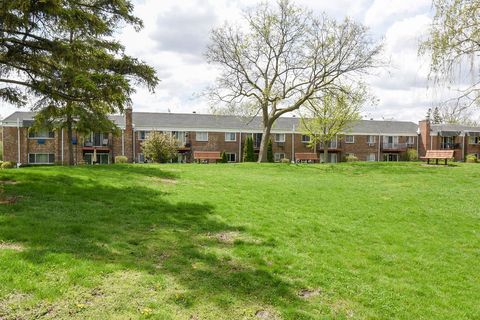 Tiny photo for 10357 Dearlove Road #1J, Glenview, IL 60025 (MLS # 12628009)