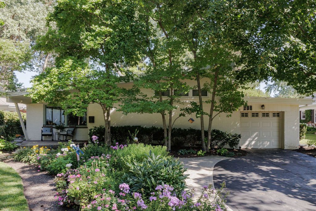 Photo for 208 Park Lane, Lake Bluff, IL 60044 (MLS # 12474551)