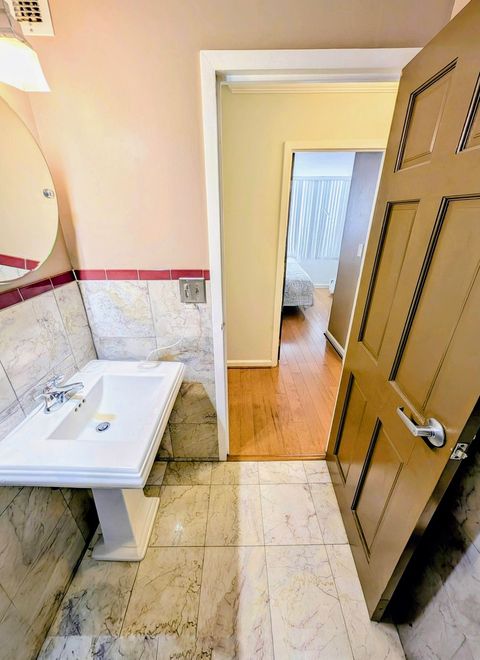 Tiny photo for 6171 N Sheridan Road #402, Chicago, IL 60660 (MLS # 12453802)