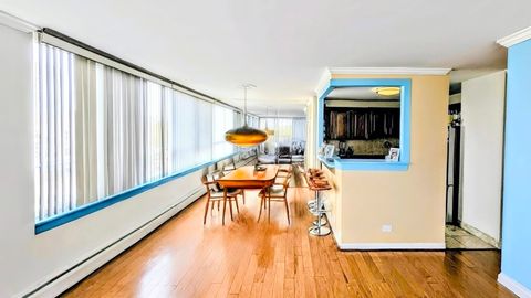 Tiny photo for 6171 N Sheridan Road #402, Chicago, IL 60660 (MLS # 12453802)