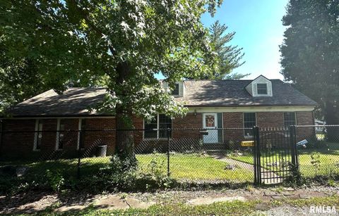 Photo of 900 E 4TH Street, West Frankfort, IL 62896 (MLS # QC4269156)
