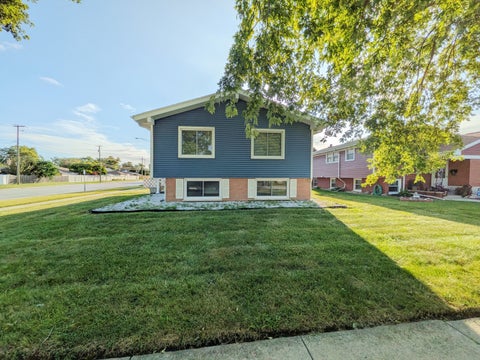 Tiny photo for 10301 Minnick Avenue, Oak Lawn, IL 60453 (MLS # 12785088)
