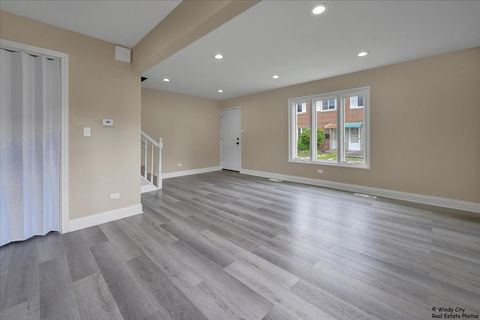 Tiny photo for 6227 N Ravenswood Avenue, Chicago, IL 60660 (MLS # 12355981)