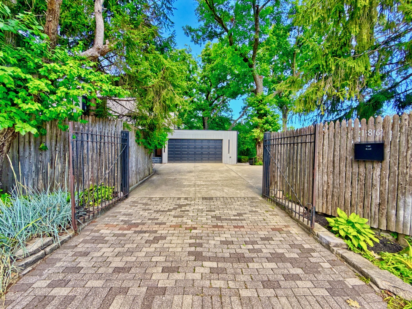 186 W Scranton Avenue