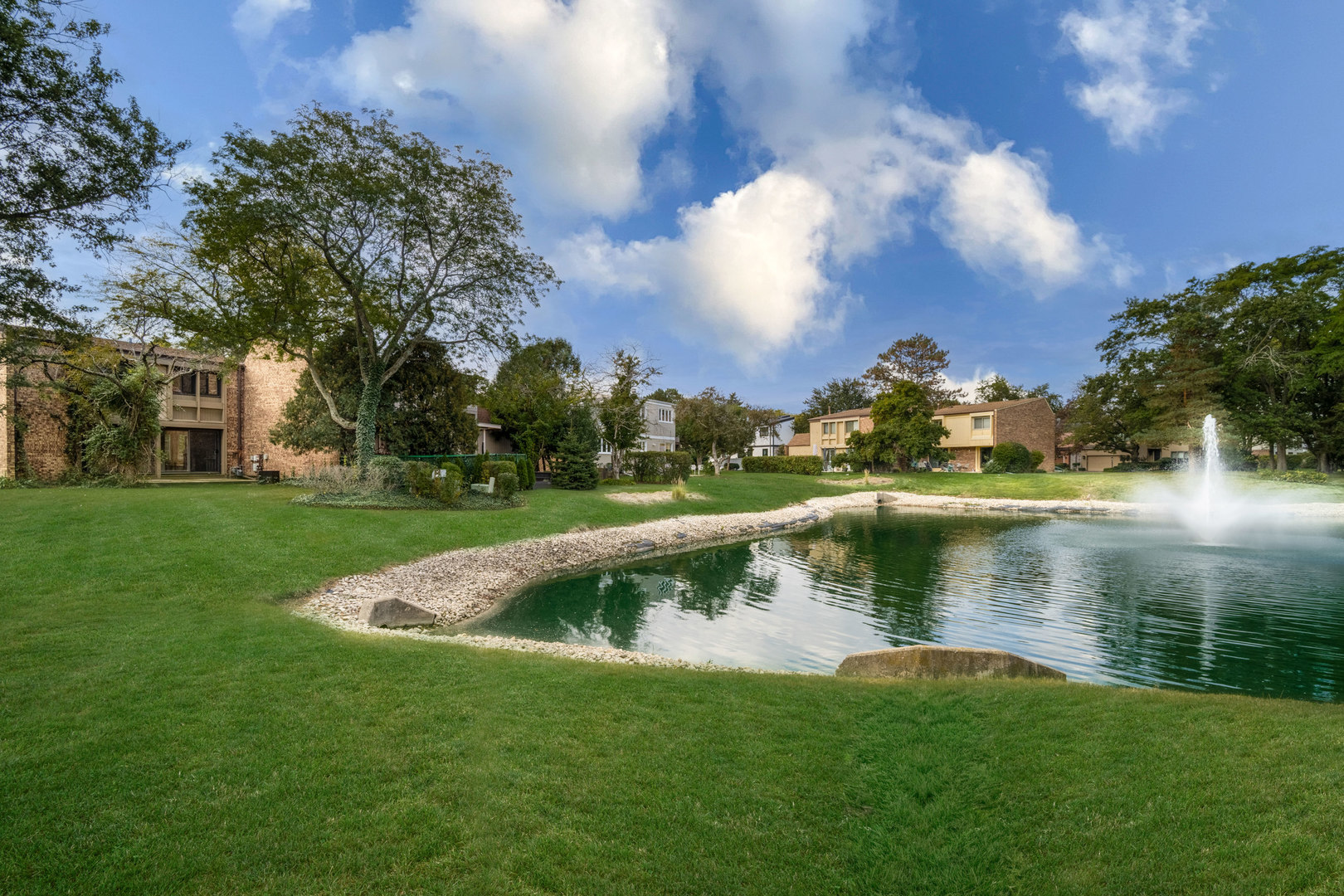 Northbrook, Illinois 60062, United States, 2 Bedrooms Bedrooms, ,3 BathroomsBathrooms,Residential,Active,227827