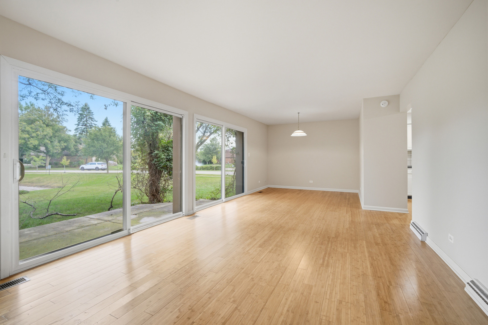 Northbrook, Illinois 60062, United States, 2 Bedrooms Bedrooms, ,3 BathroomsBathrooms,Residential,Active,227827