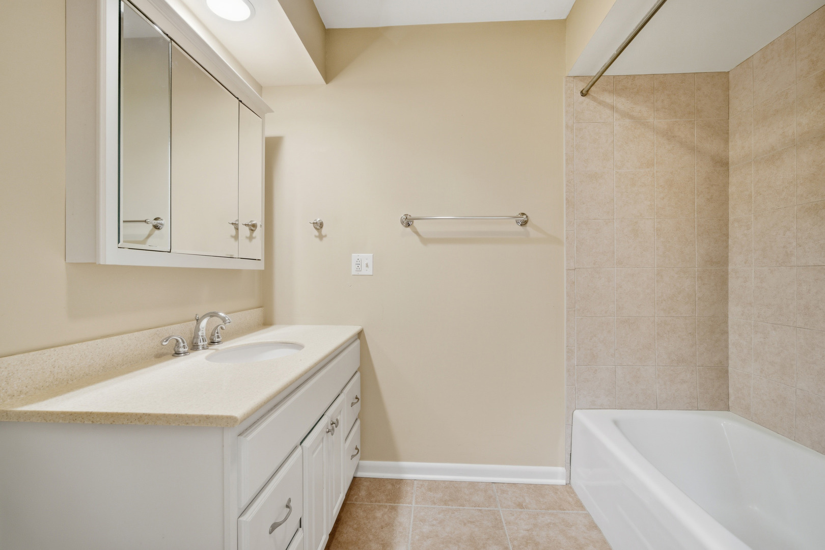 Northbrook, Illinois 60062, United States, 2 Bedrooms Bedrooms, ,3 BathroomsBathrooms,Residential,Active,227827