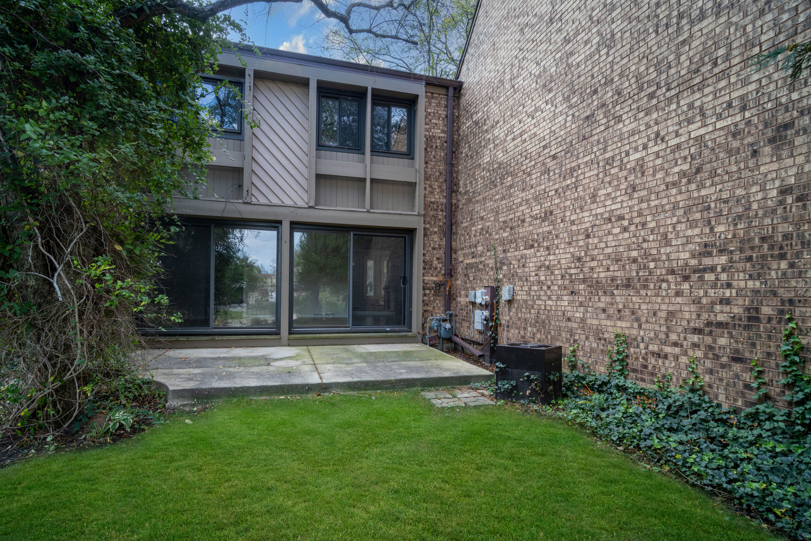 Northbrook, Illinois 60062, United States, 2 Bedrooms Bedrooms, ,3 BathroomsBathrooms,Residential,Active,227827