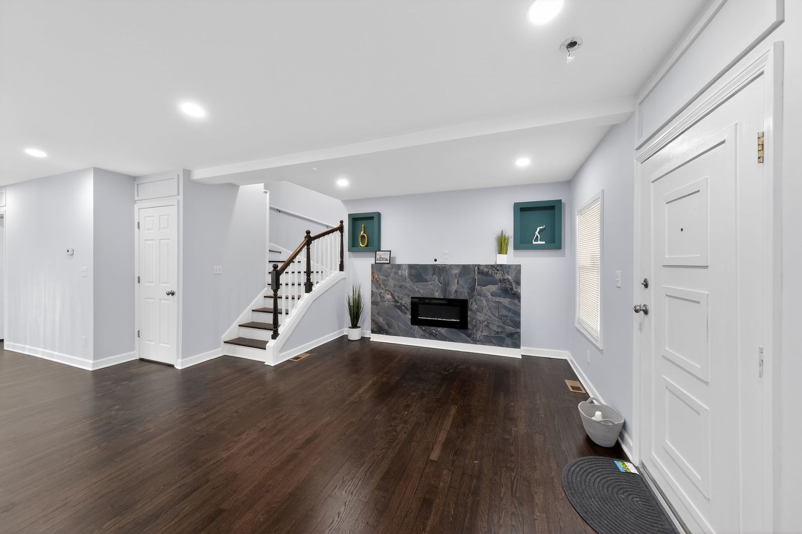 5252 W Adams Street