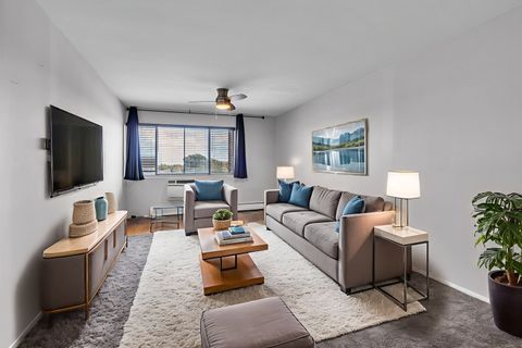 Tiny photo for 4624 N Commons Drive #405E, Chicago, IL 60656 (MLS # 12489403)